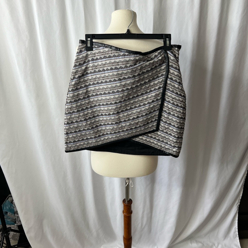 🖤 Chelsea & Violet Tribal Print Wrap Skirt – Size M